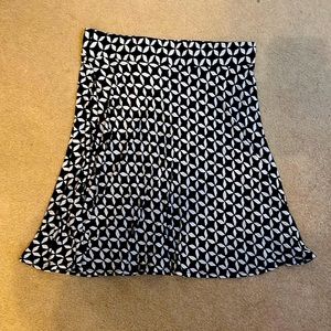 Loft Black and White Geometric Print Flowy Skirt.  Size Medium